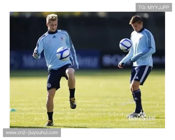 足球颠球技巧与小腿摆动动作分析及训练方法提升